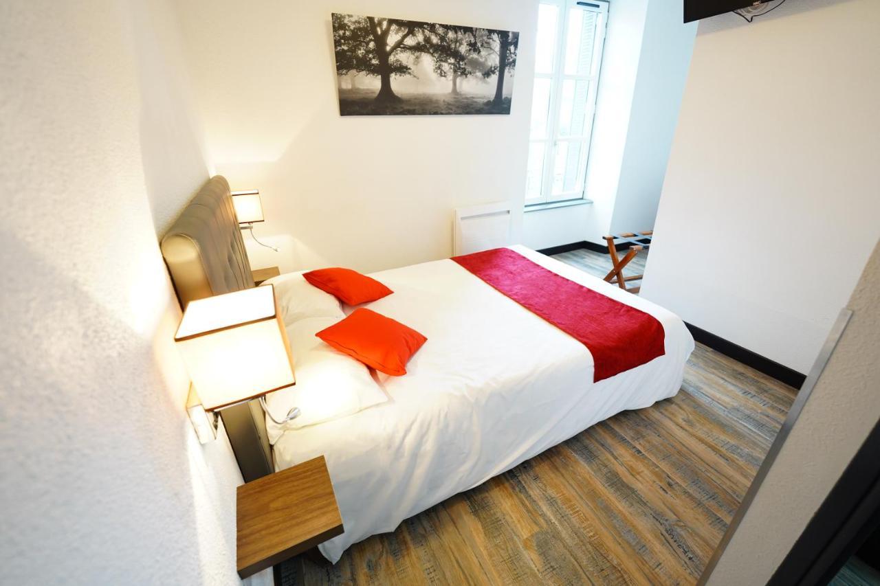 Logis Hotel Le Relais Des Remparts Allanche Exterior foto